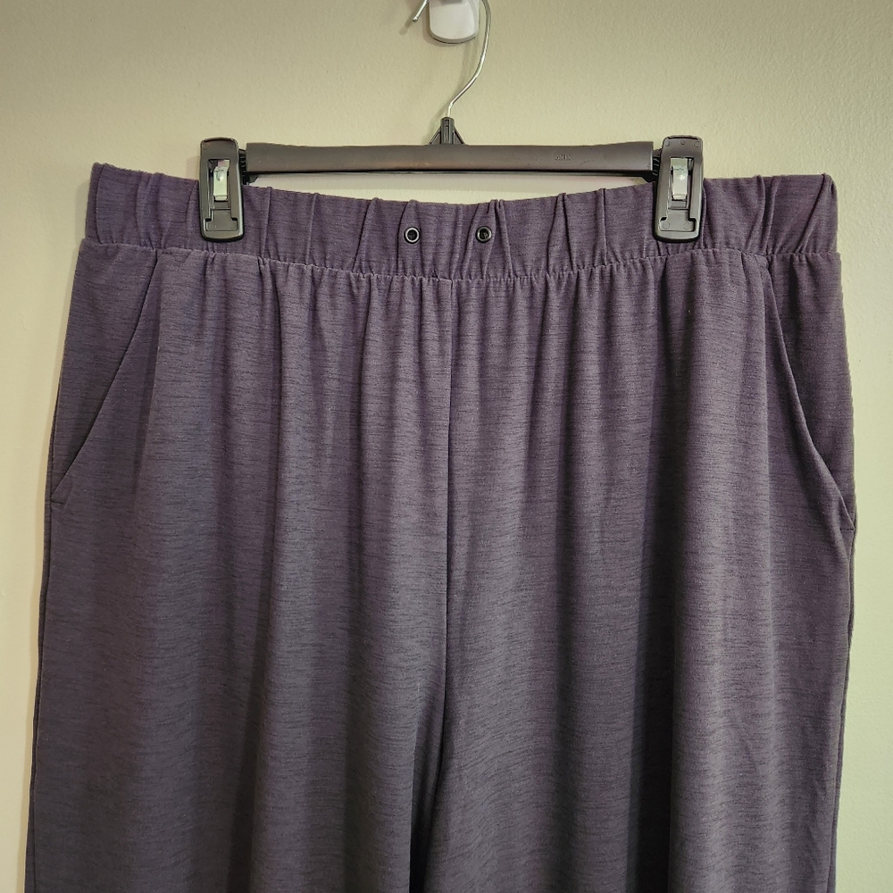 Old Navy Women's Breathe On Charcoal Gray/Black Wide-Leg Cropped Pants - Picture 6 of 7
